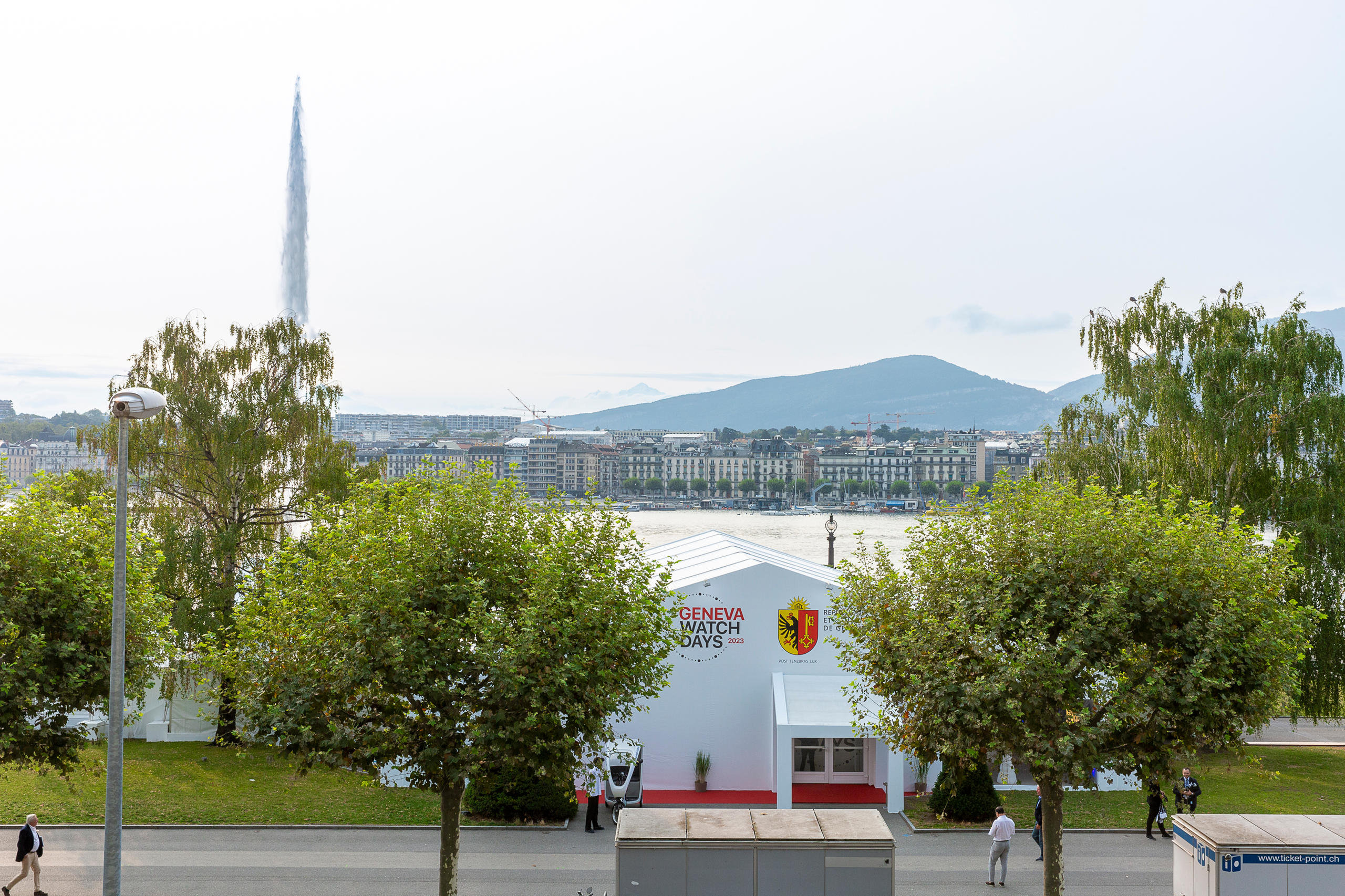 Weisser Pavillon vor dem Genfer See, im Hintergrund der Springbrunnen