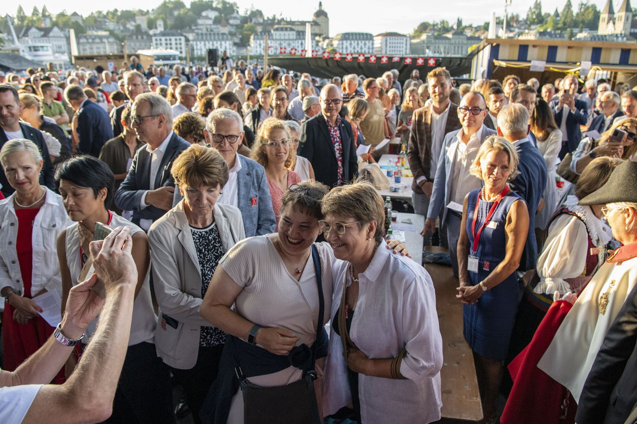 Viele Menschen auf einem öffentlichen Platz