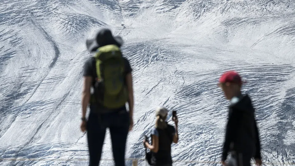 Bergführer Jelk hat schon Leute mit Turnschuhen auf dem Gletscher angetroffen.