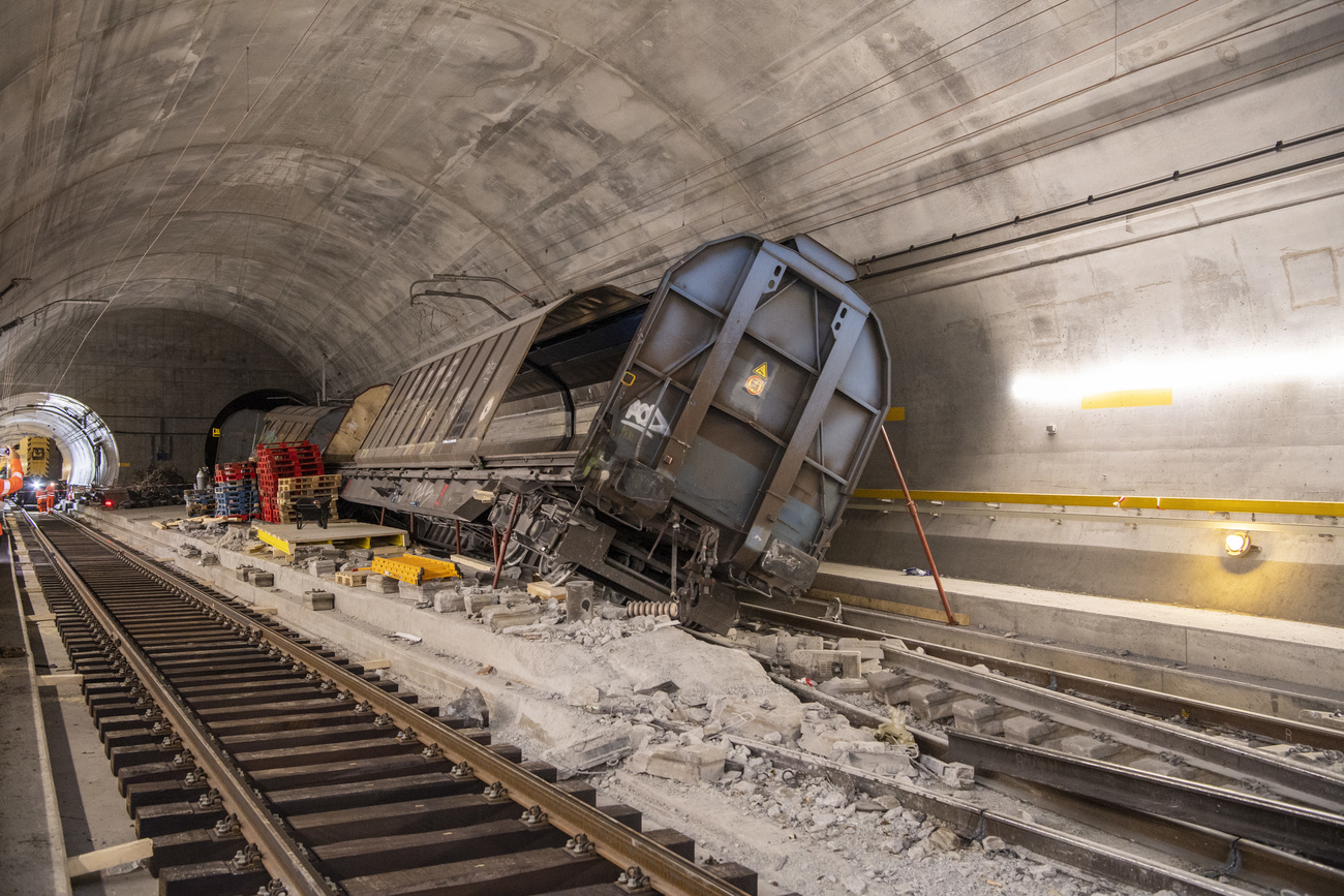 Alcuni vagoni del treno merci deragliato nella galleria di base del San Gottardo.