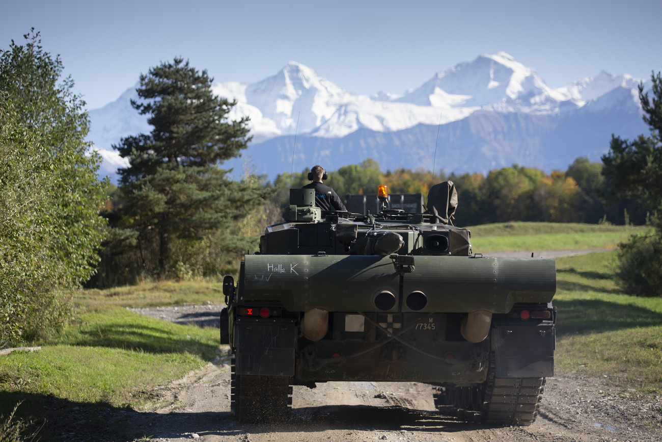 Un Leopard 2 sulle strade di campagna non lontano da Thun.