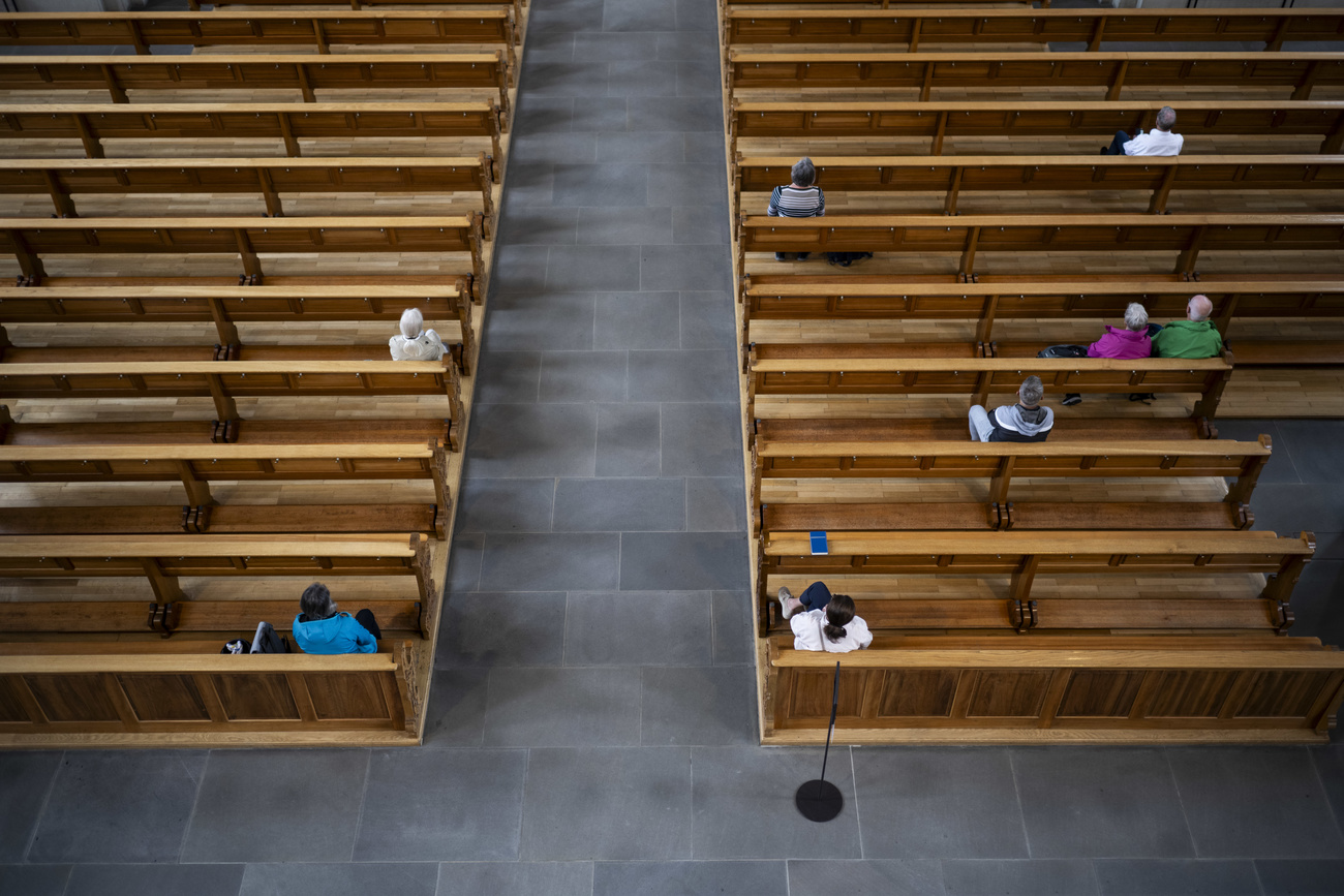 Die Ränge in der Kirche sind leer