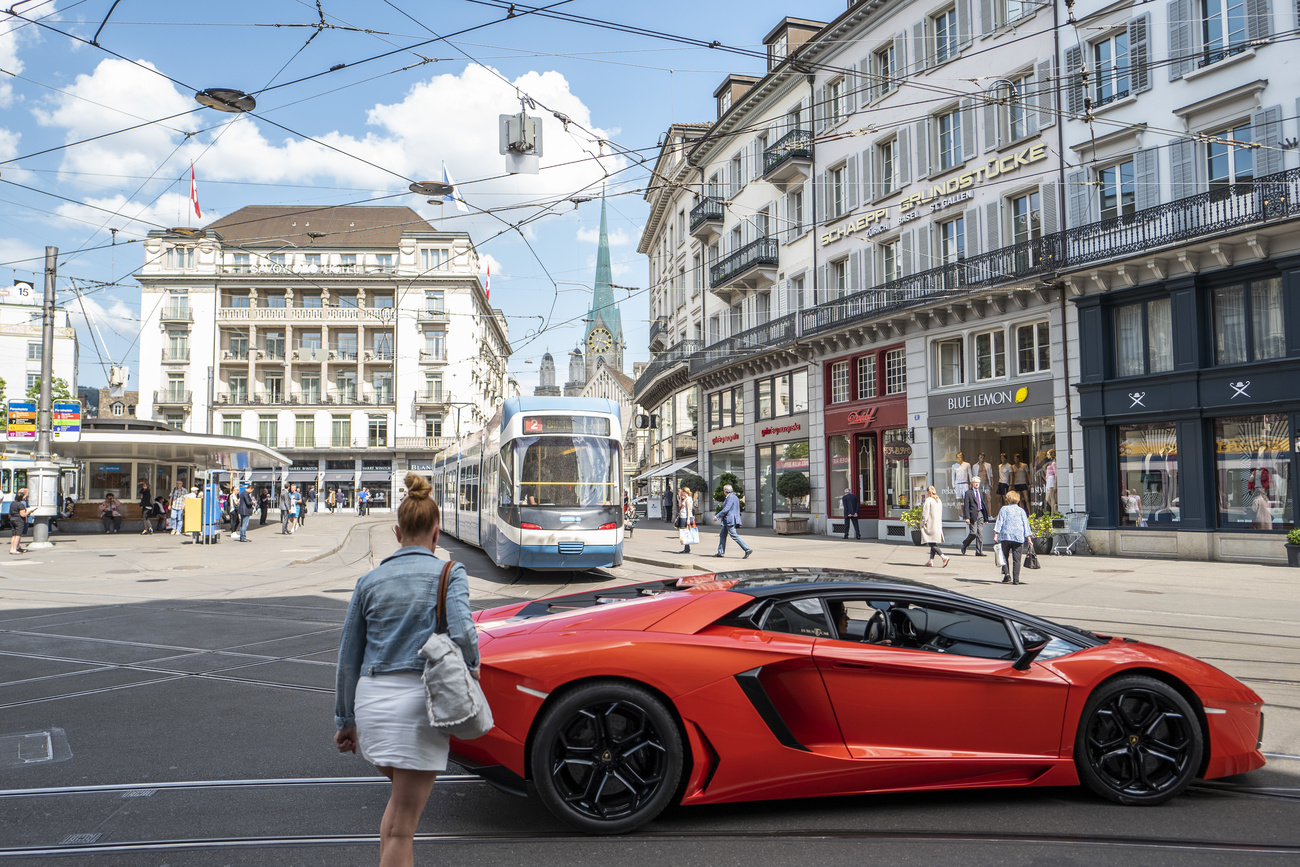Una Lamborghini rossa in Paradeplatz, il cuore della piazza finanziaria elvetica.