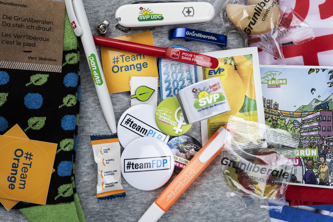 Verschiedene Giveaways der Schweizer Parteien