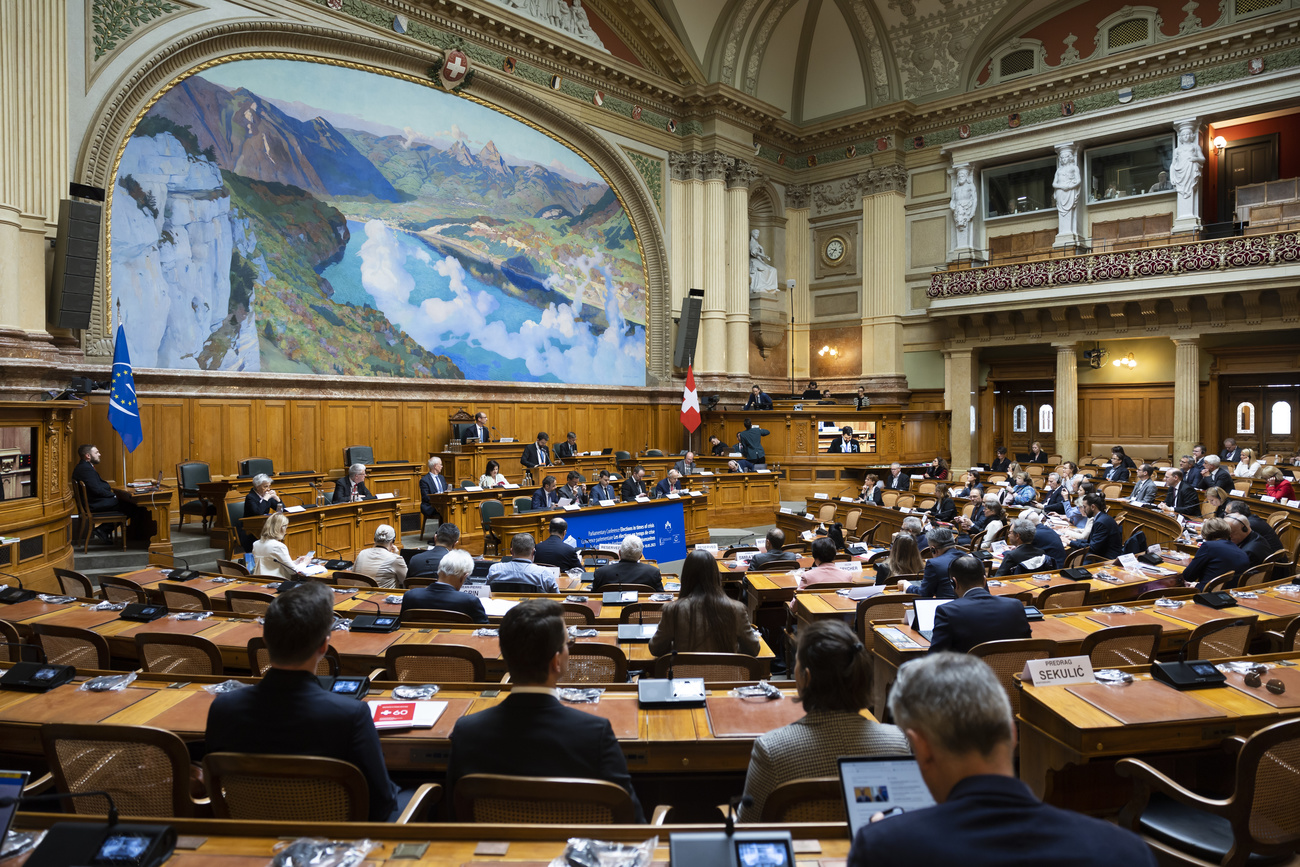 parlamentari nella sala del consiglio nazionale