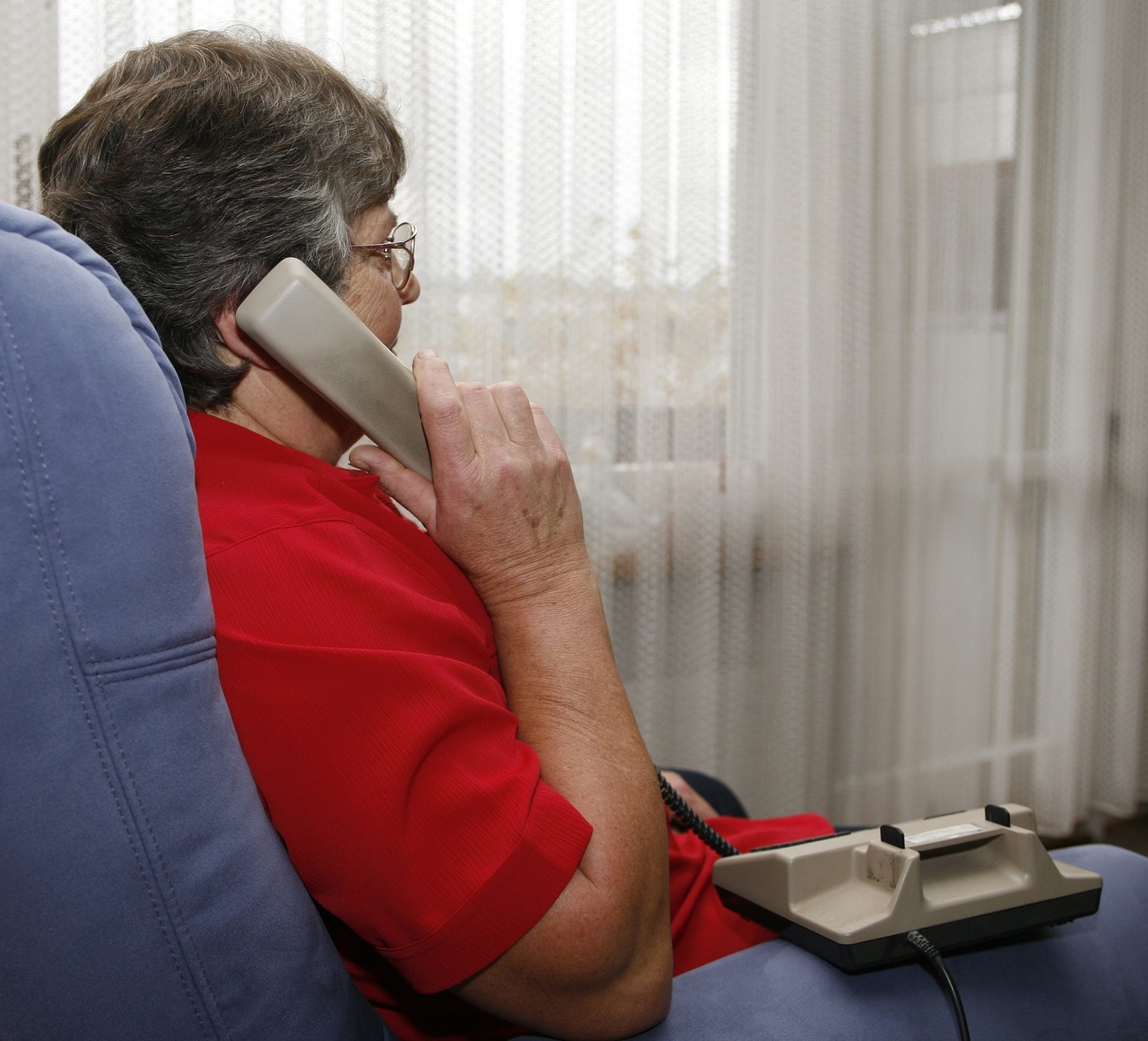 Eine Seniorin am Telefon.