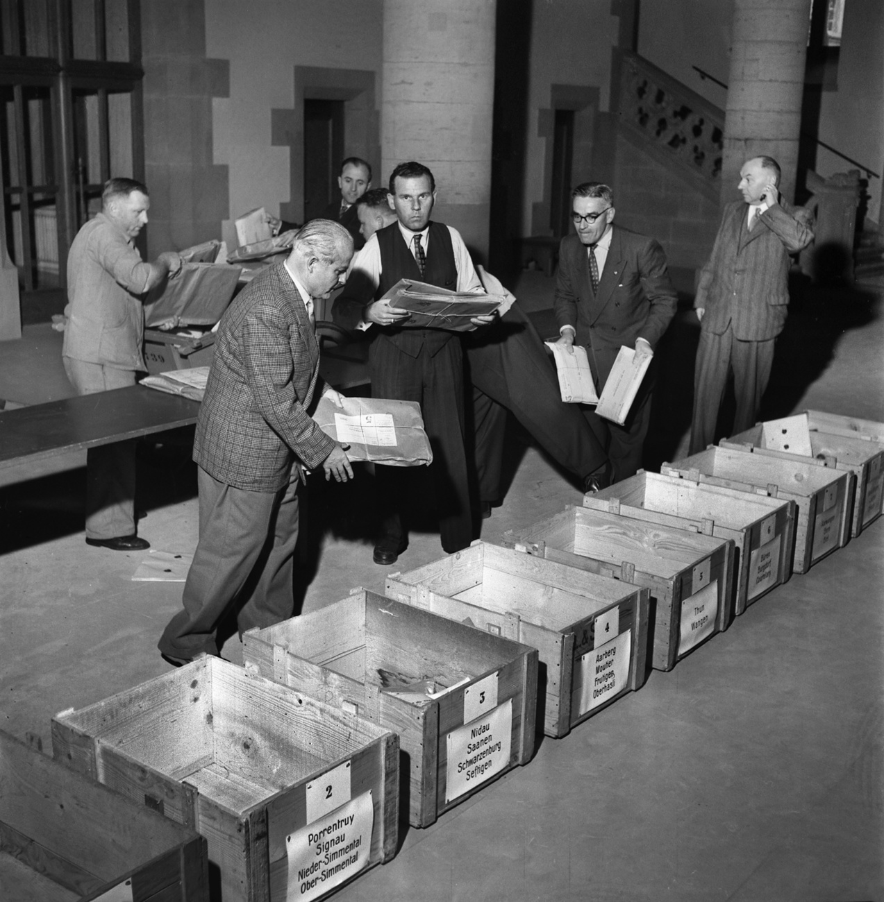 Wahlhelfer sortieren eingehende Post im 1951