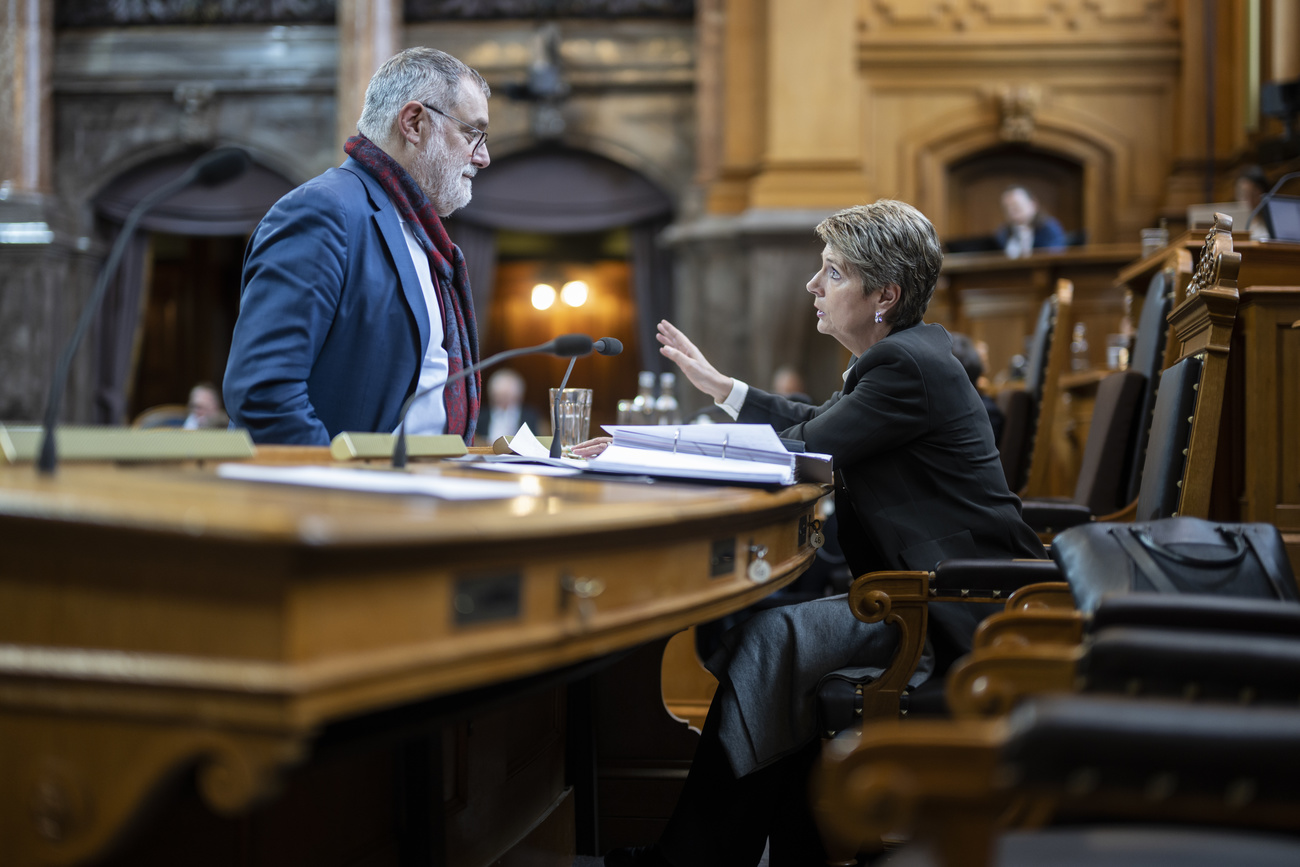 Un homme et une femme s entretenant dans la salle du Conseil des Etats