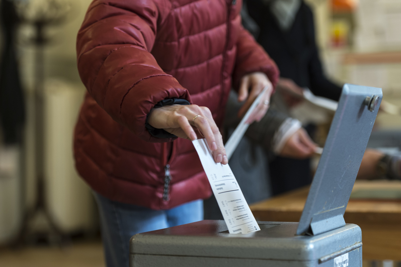 personas votando