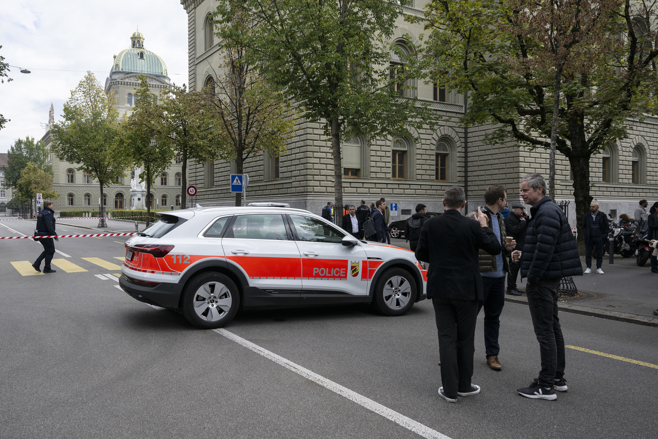 Polizeiwagen und viele Menschen in der Bundesgasse