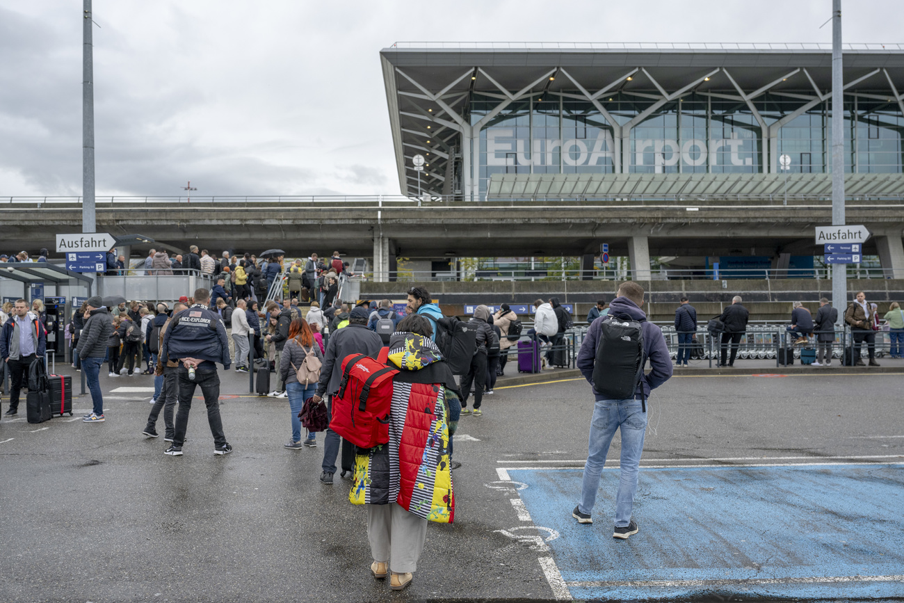 Passeggeri fuori dall aeroporto in attesa che il falso allarme rientrasse.