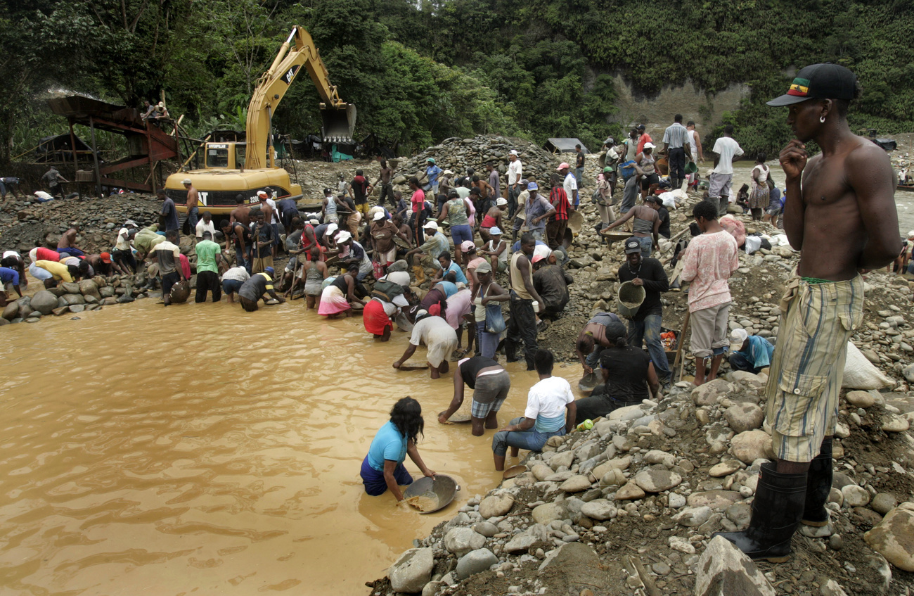 Foule cherchant de l or dans un rivière.