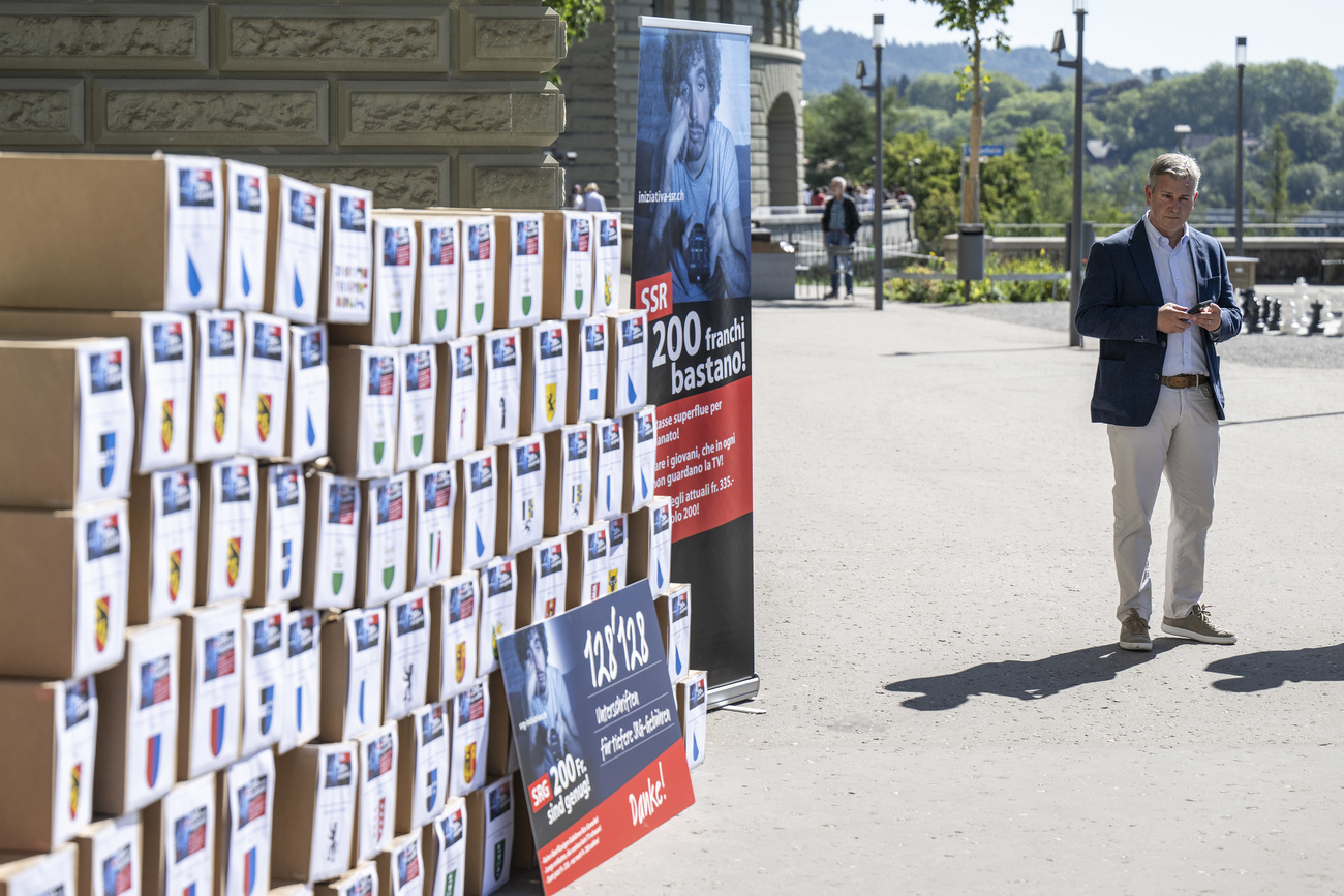 scatoloni con firme impilati davanti a palazzo federale a berna