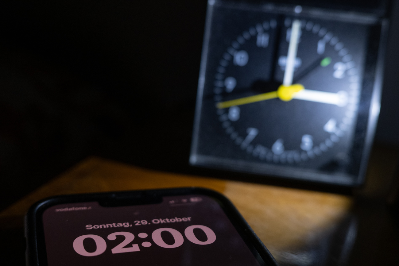 Réveil à côté d un téléphone portable