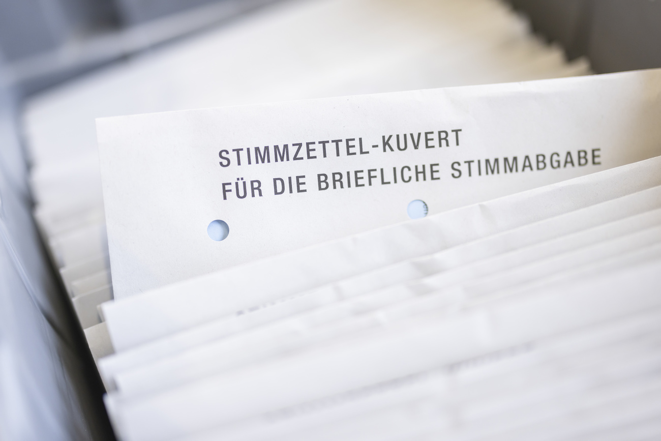 Stimmcouvert in einer Kiste