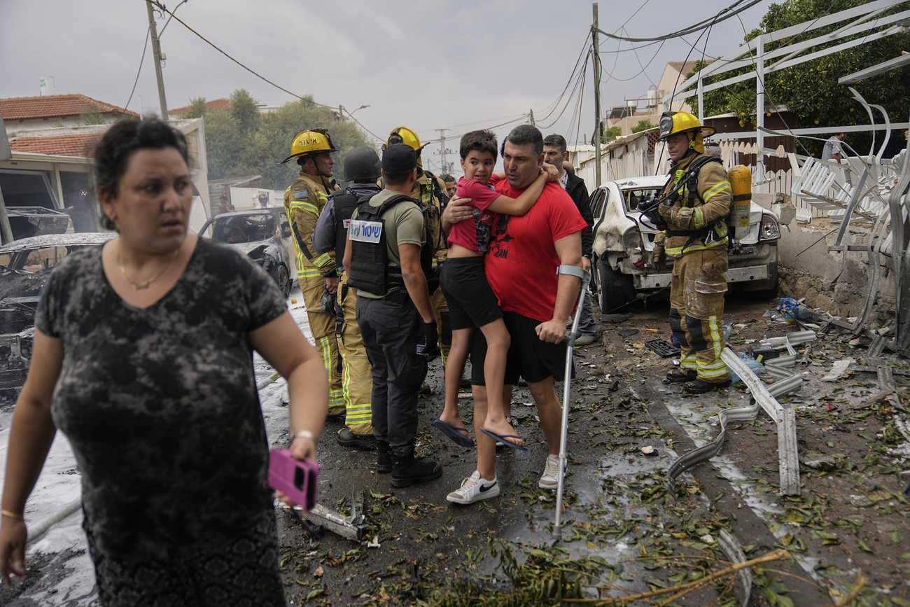 Askelon, Israele, evacuazione di una famiglia dopo un bombardamento, il 9 ottobre 2023.