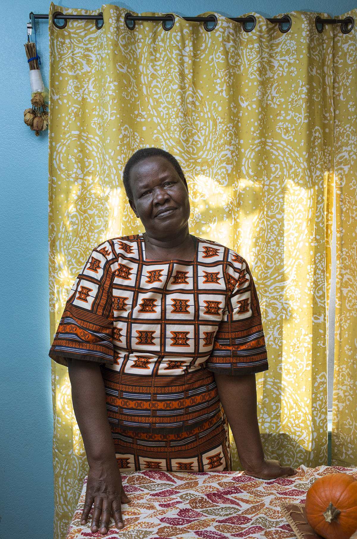 瑪麗從烏干達來到美國。她與二女兒一家住在聖荷西。瑪麗說：「我發現了一件事。這裡有些人比我們非洲人還窮，因為在我們家鄉村子裡沒有一個無家可歸的人。」