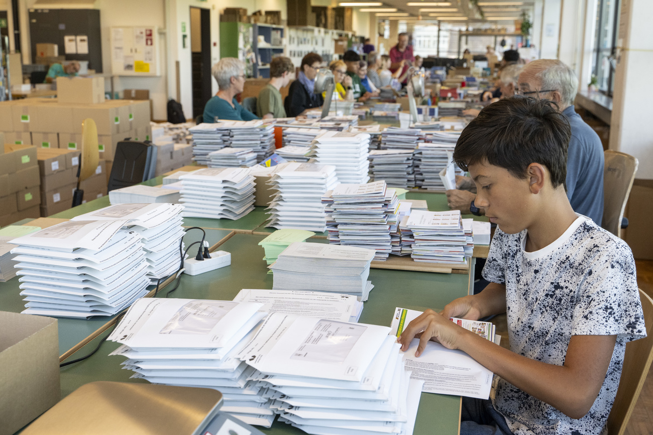 Menschen packen Unterlagen ein