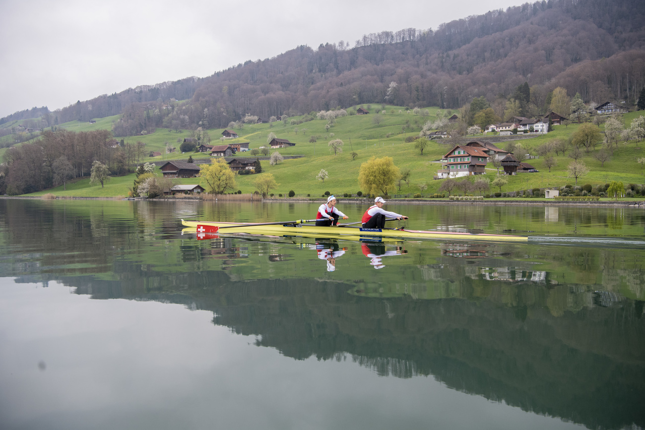 due persone remano su una canoa sul lago