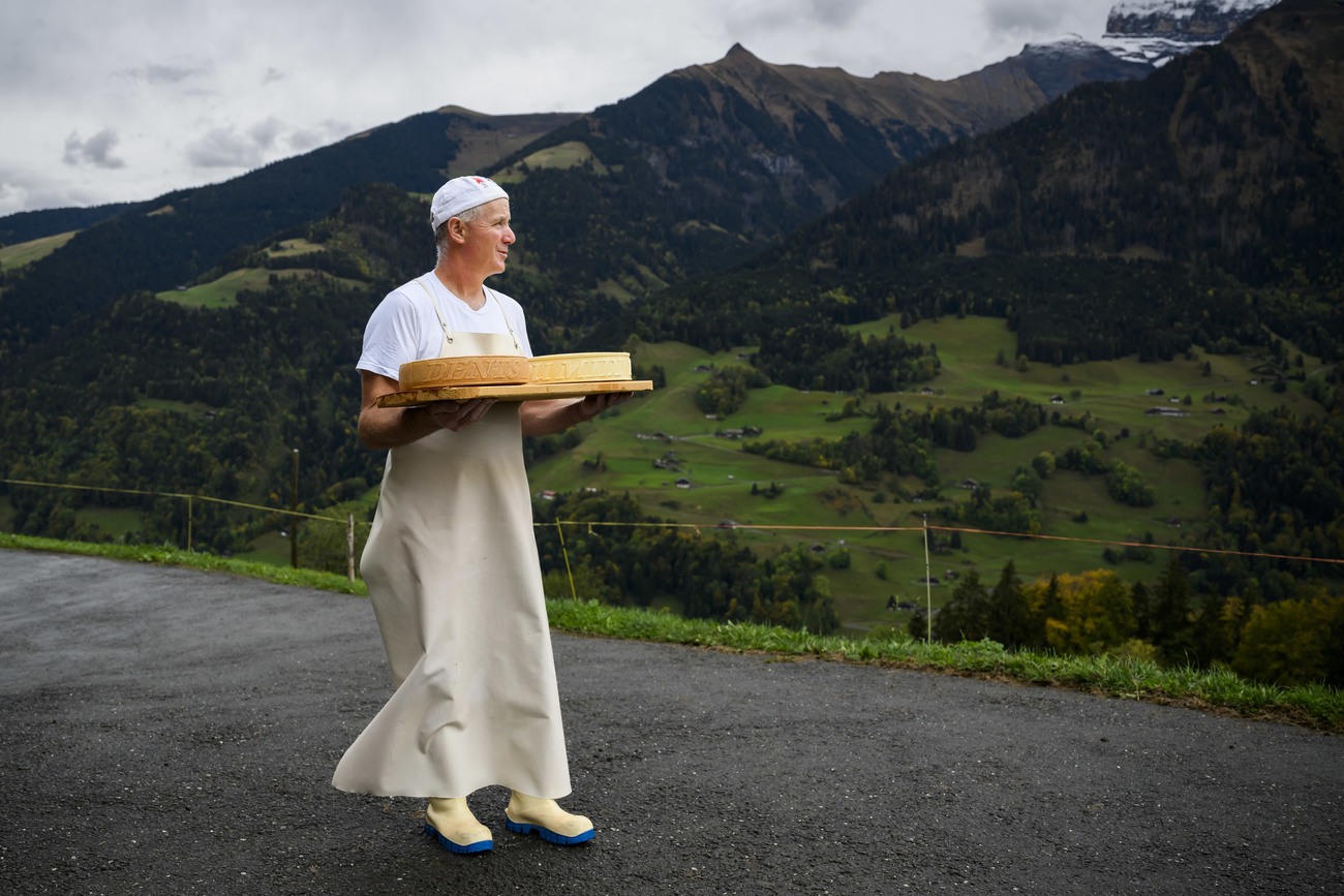 Ein Mann präsentiert Raclettekäse für die WM.