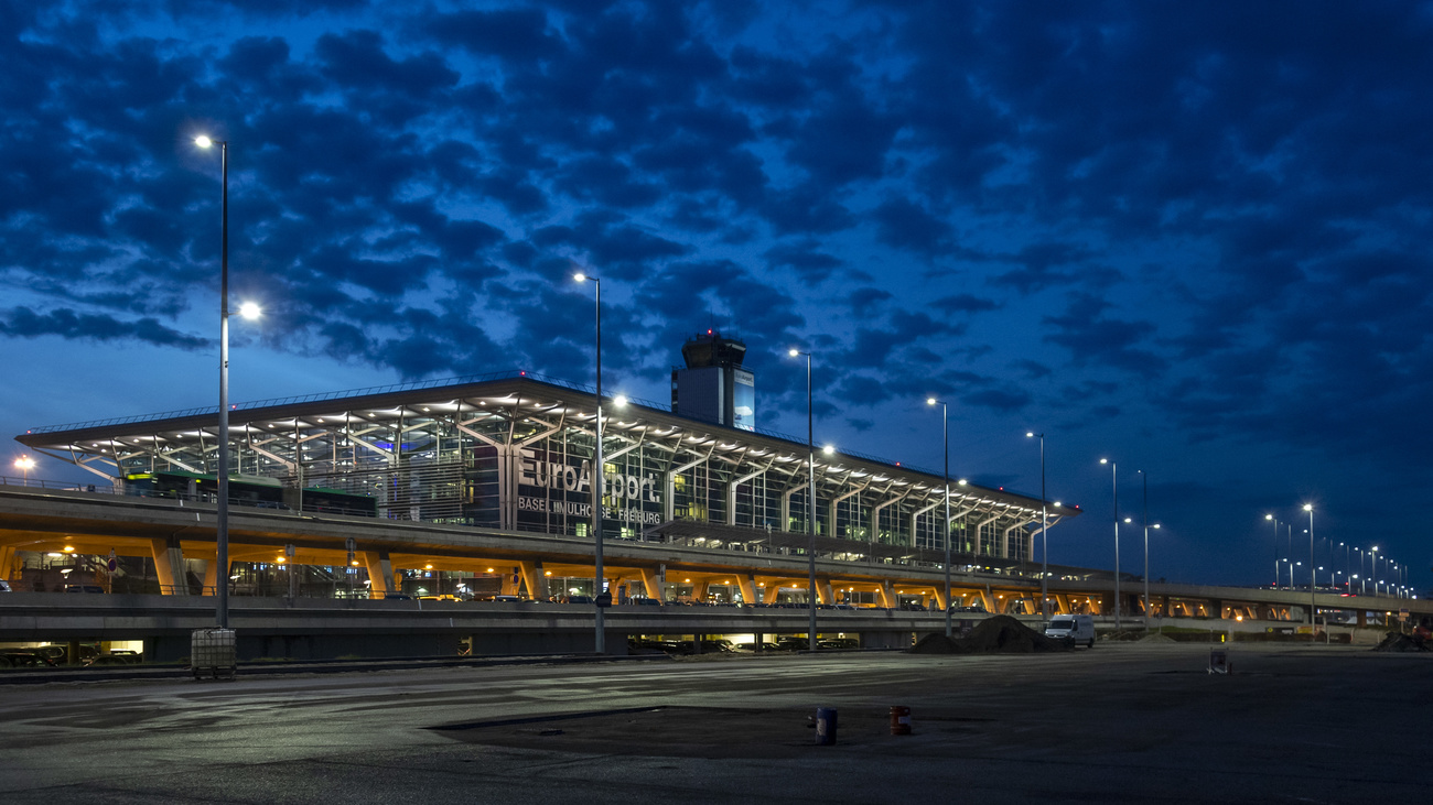 L aeroporto di Basilea Mulhouse fotografato in prima serata.