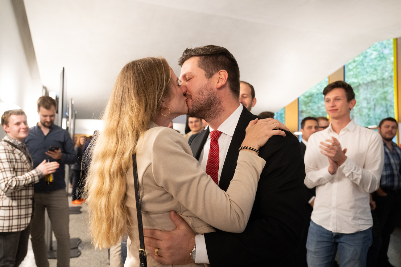 一位成功当选的候选人亲吻他的妻子。