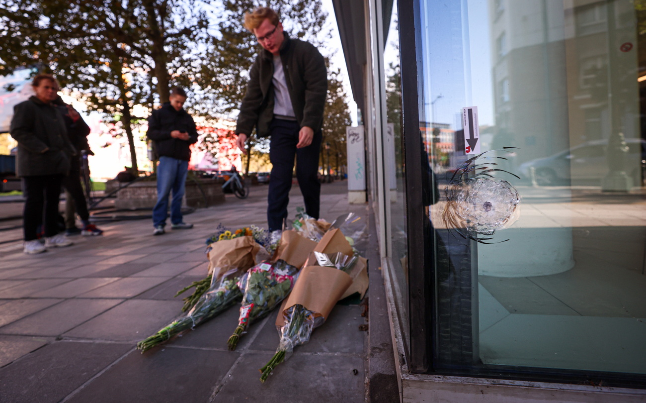 mazzi di fiori depositati sul marciapiede vicino al luogo dell attentato