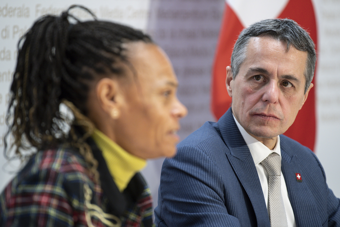 Il responsabile del DFAE Ignazio Cassis con la direttrice del DSC Patricia Danzi.