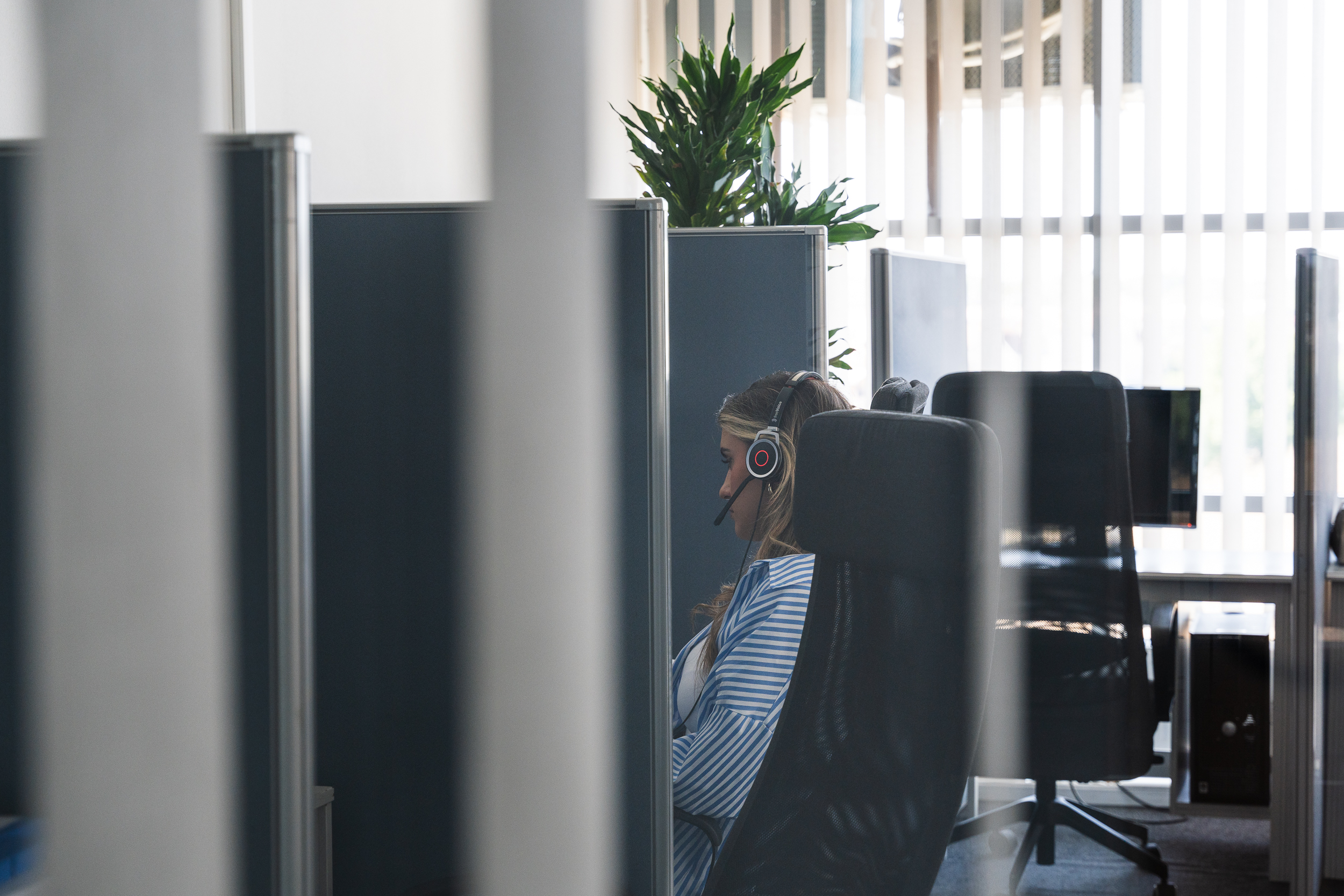 Frau am Arbeitsplatz im Callcenter Büro in Pristina