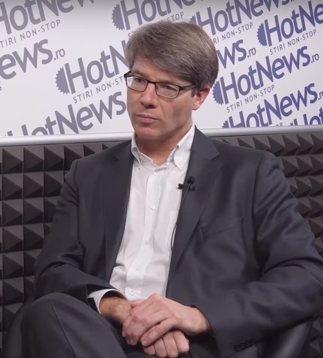 Oliver Jens Schmitt blickt in die Kamera