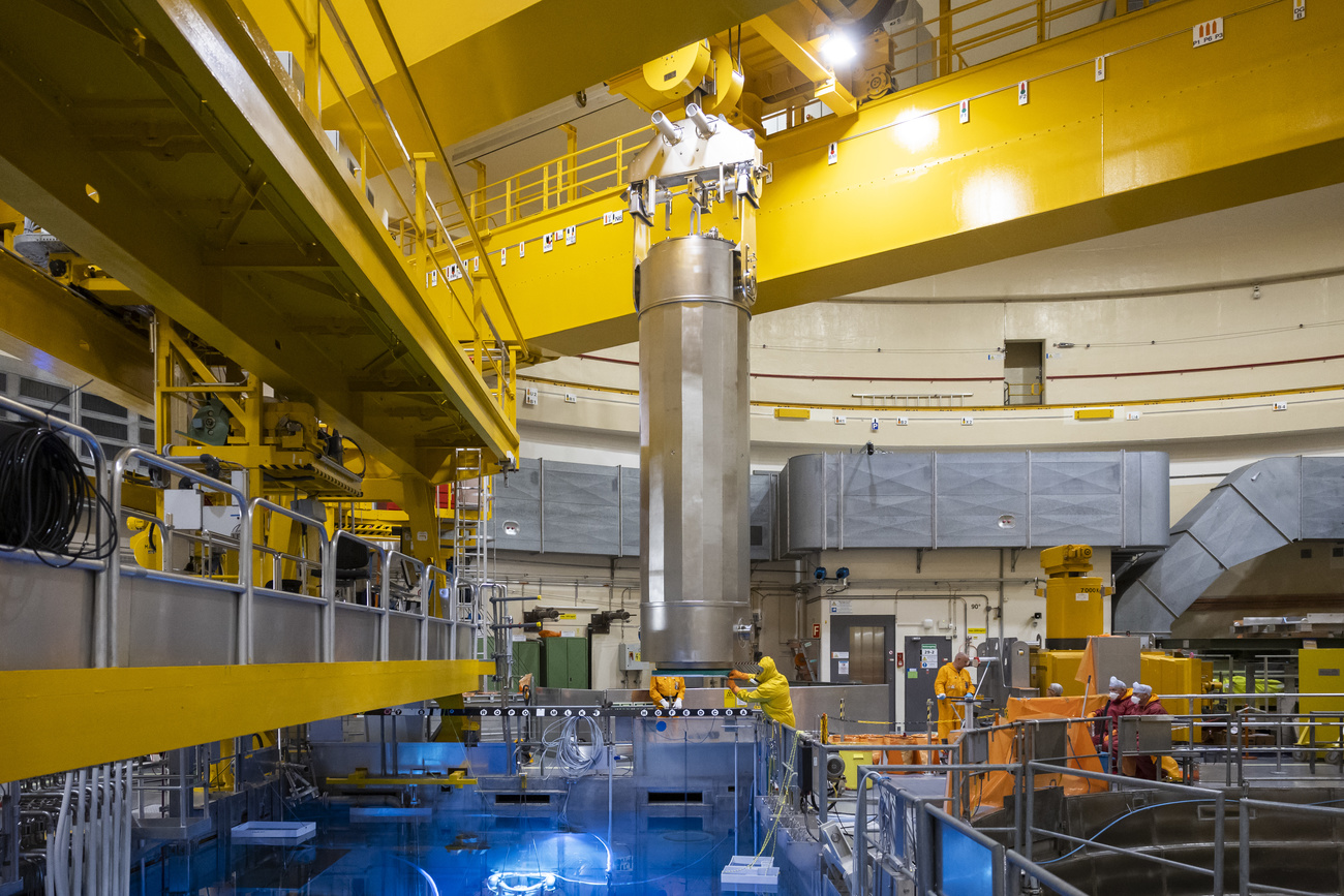 Rückbau eines AKW: Ein Brennstab wird aus dem Kühlbecken gehoben