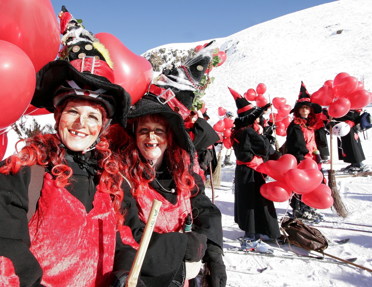 Skieurs déguisés en sorcières