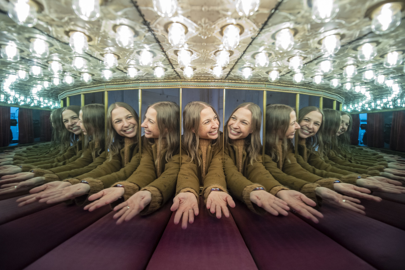Femme multipliée par un jeu de miroirs