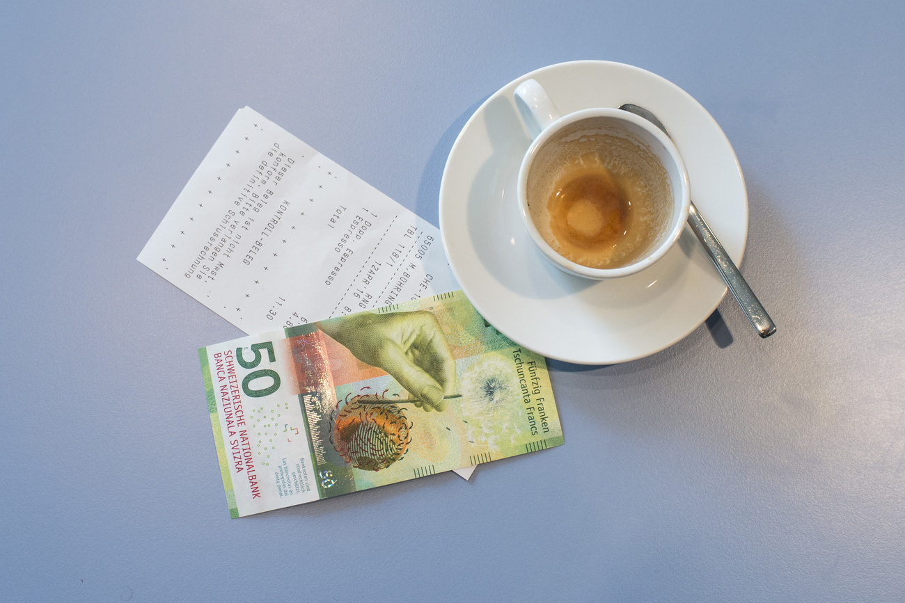 tazza di caffè con banconota da 50 franchi