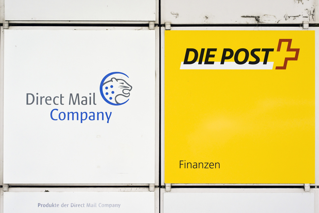 Il logo della Direct Mail Company e della Posta.