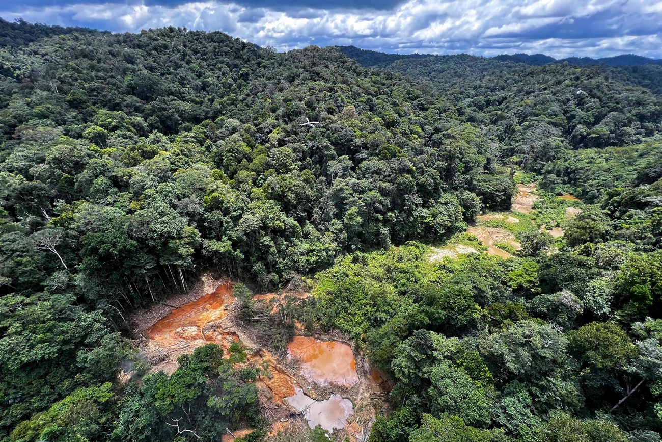 Immagine aerea che mostra una miniera artiginale e illegale nella foresta amazzonica in brasile