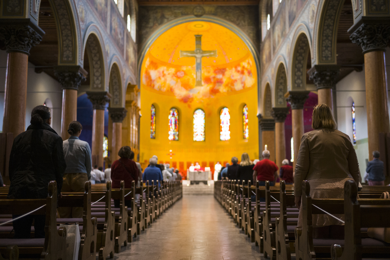 inneres einer Kirche mit Menschen beim Gottesdienst