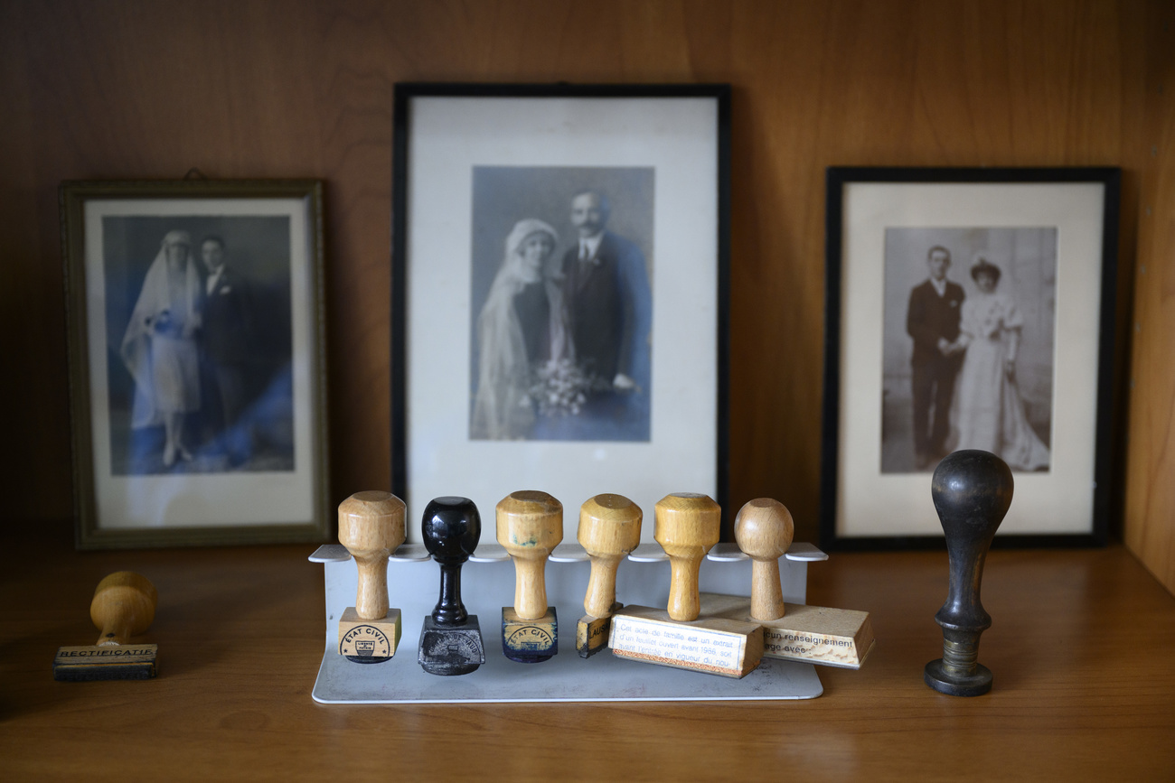 Stempel und Fotos in einer Amtsstube