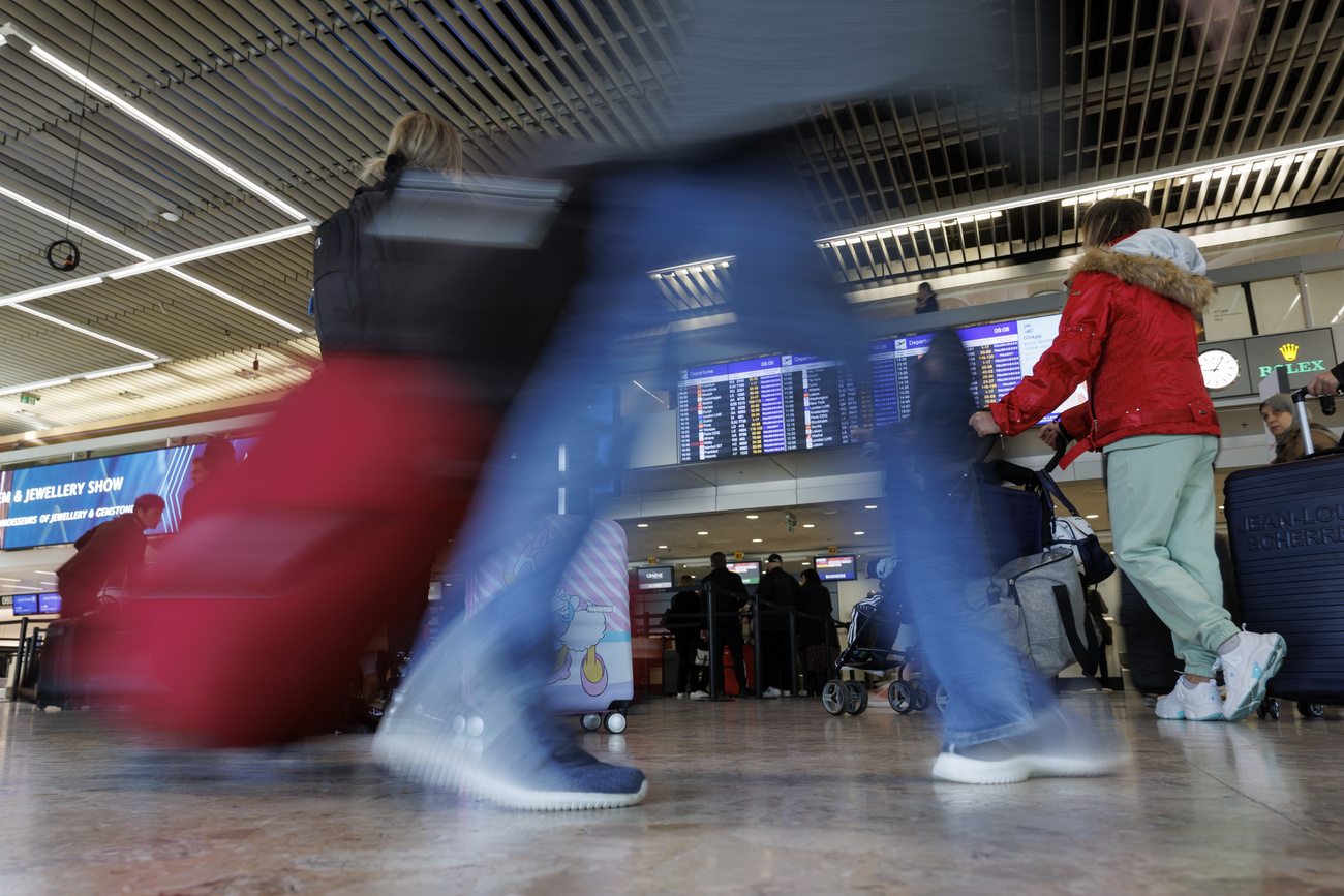 Viaggiatori all aeroporto di Ginevra.