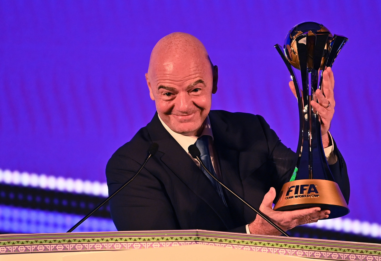 Gianni Infantino mit dem WM-Pokal