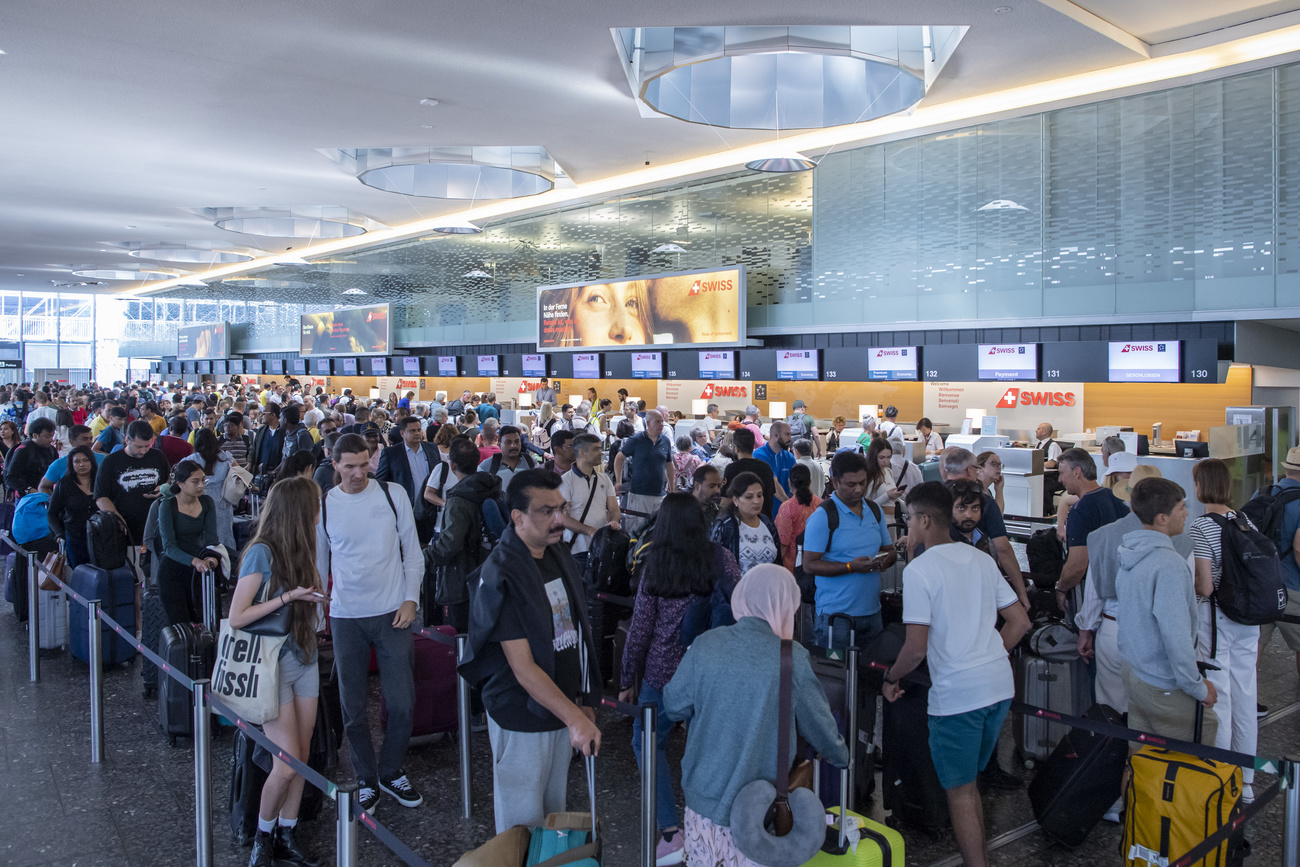 folla di persone all aeroporto di zurigo