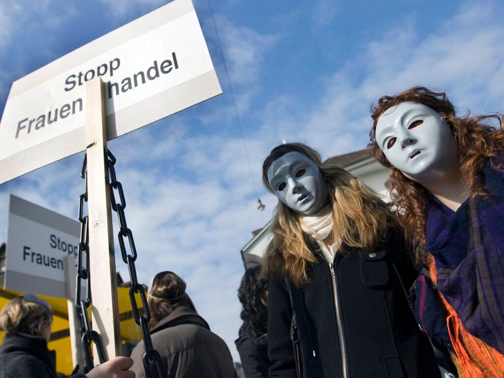 Frauen an einer Demonstration mit einem Schild "Stopp Frauenhandel"