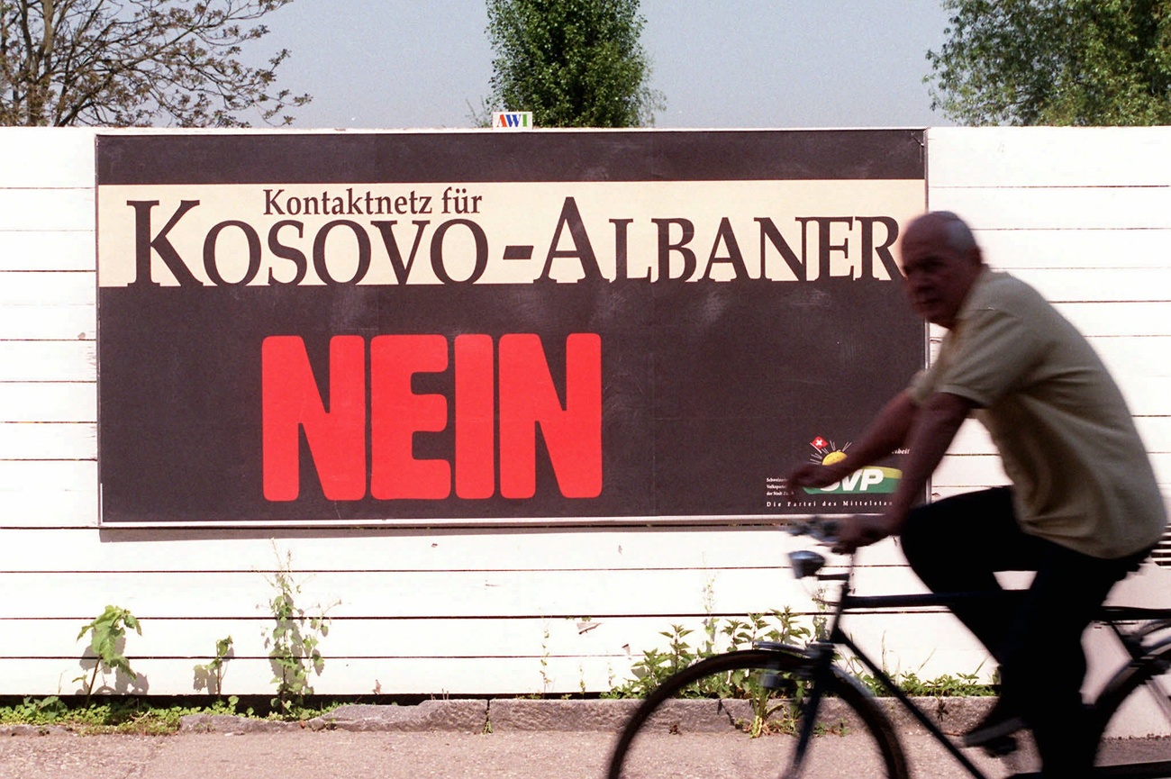 Auf einem Plakat steht Kontaktnetz für Kosovo-Albaner: Nein.