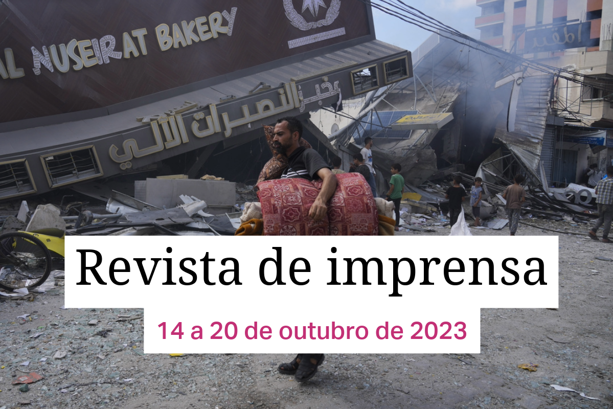 Homem carregando pertences frente à destruição na Faixa de Gaza