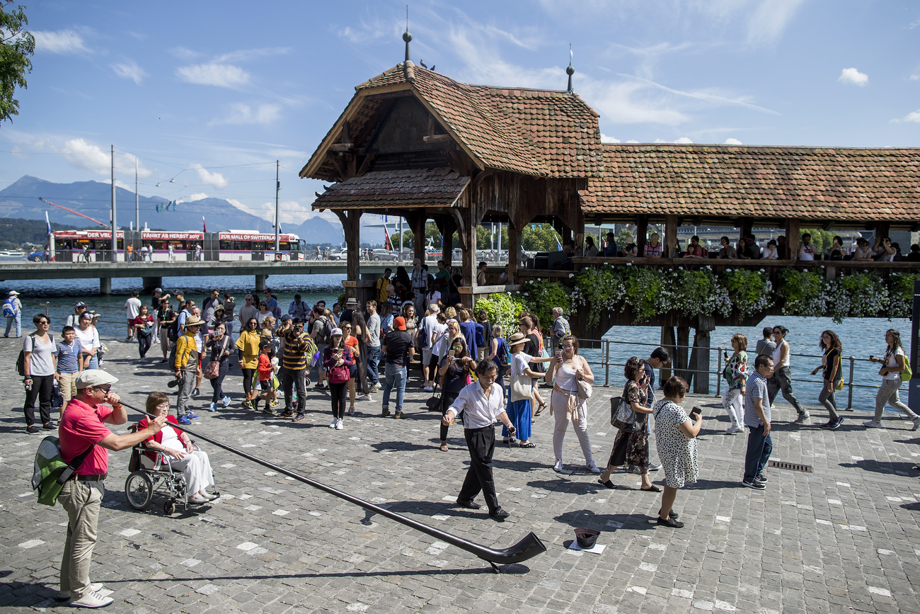 Veduta parziale del Kapellbrücke di Lucerna colmo di turisti