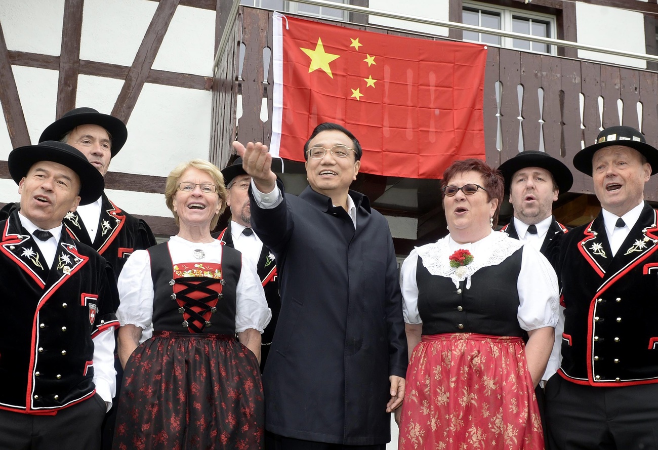 李克強前首相とスイスのヨーデルグループの集合写真