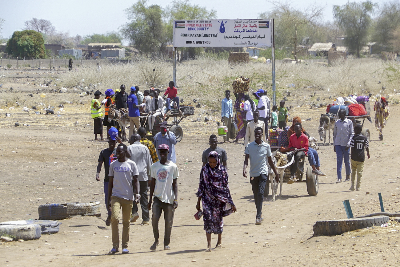 people crossing from sudan to south sudan