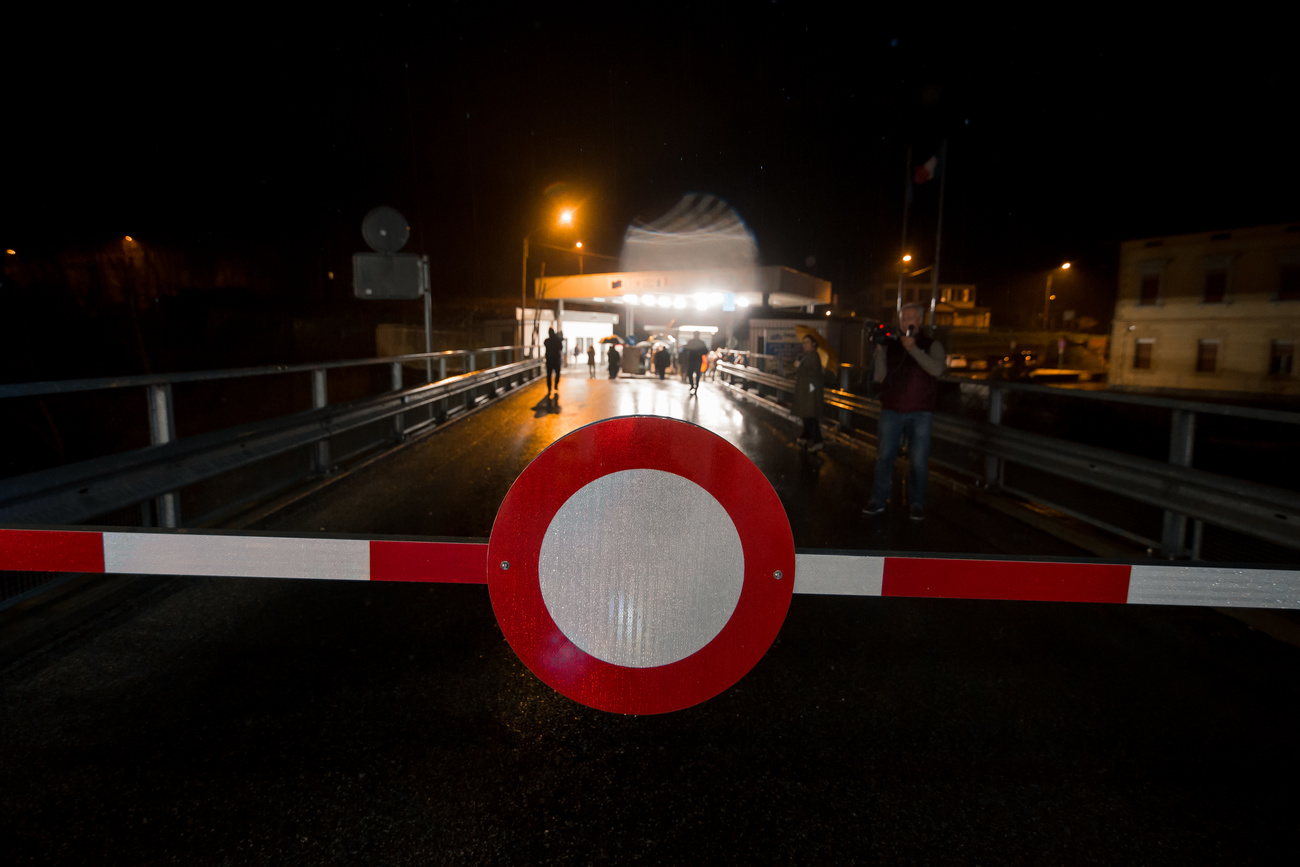 Barriera abbassata al valido doganale di Ponte Cremenaga.