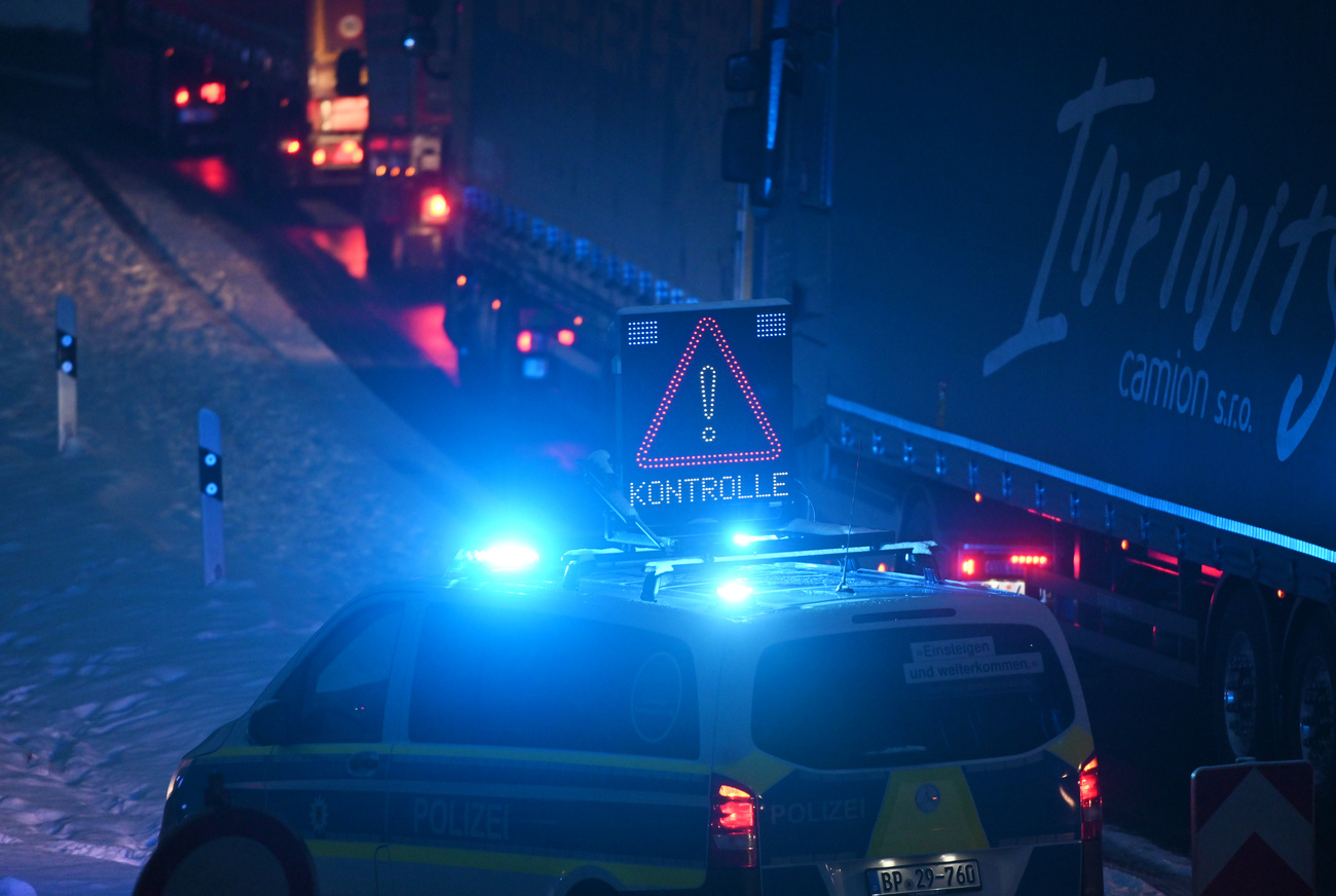 Ein Polizeiauto mit Blaulicht bei einer nächtlichen Kontrolle