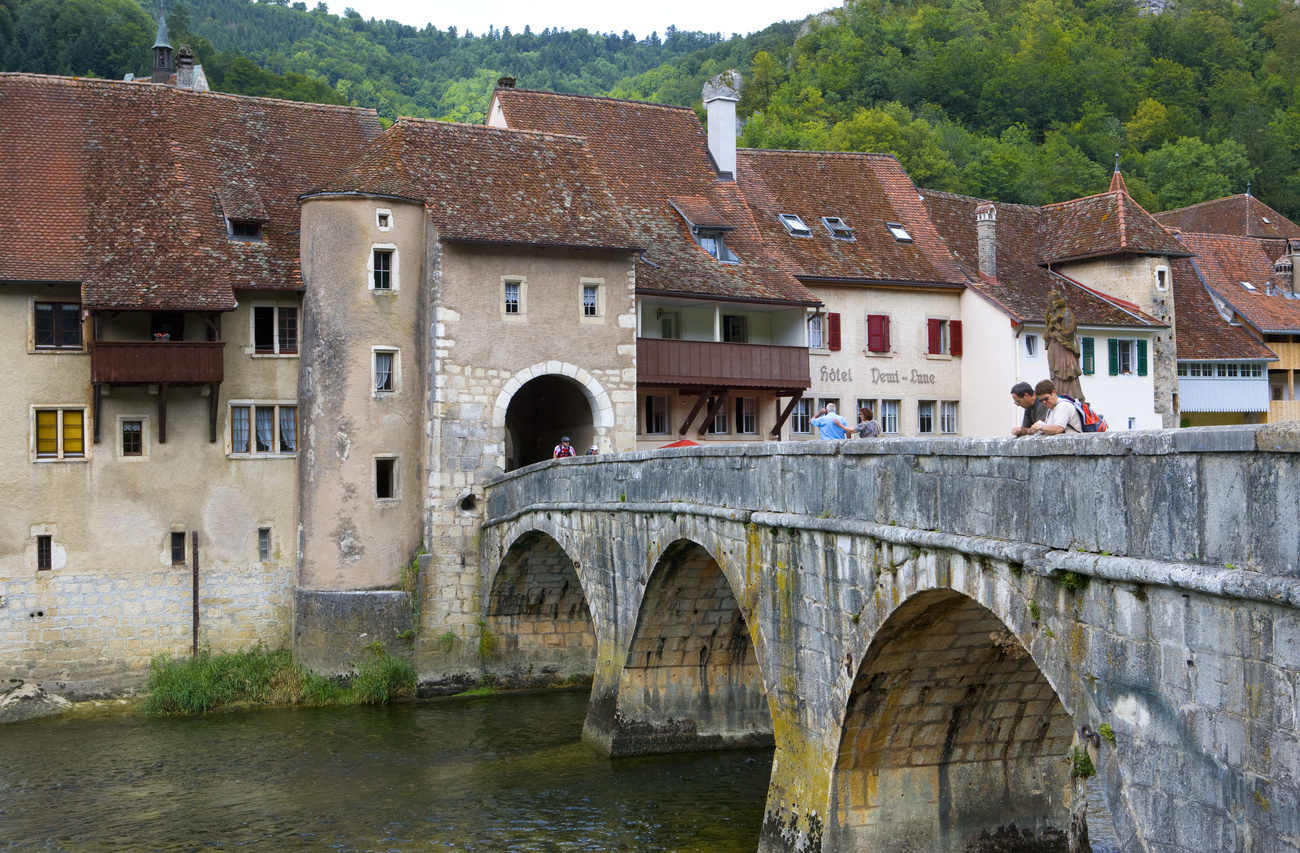 ponte all entrata di un villaggio